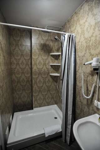 Отель Piazza Inn Батуми Стандартный двухместный номер с 2 отдельными кроватями-6